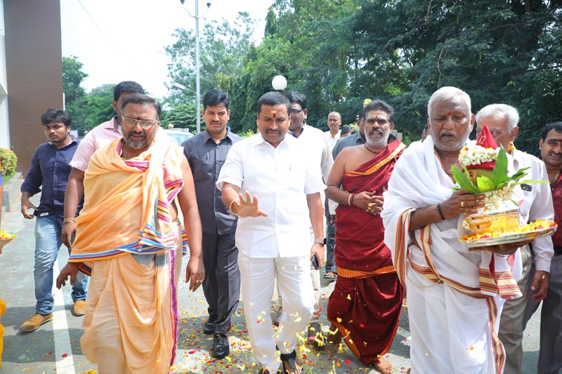 Sri Mulugu Ramalingeshwara Varaprasad Siddhanti was honoured with Jyotishyasastra Vignana Visharadha at Tummalapalli Kalakshetram, Vijayawada (62)